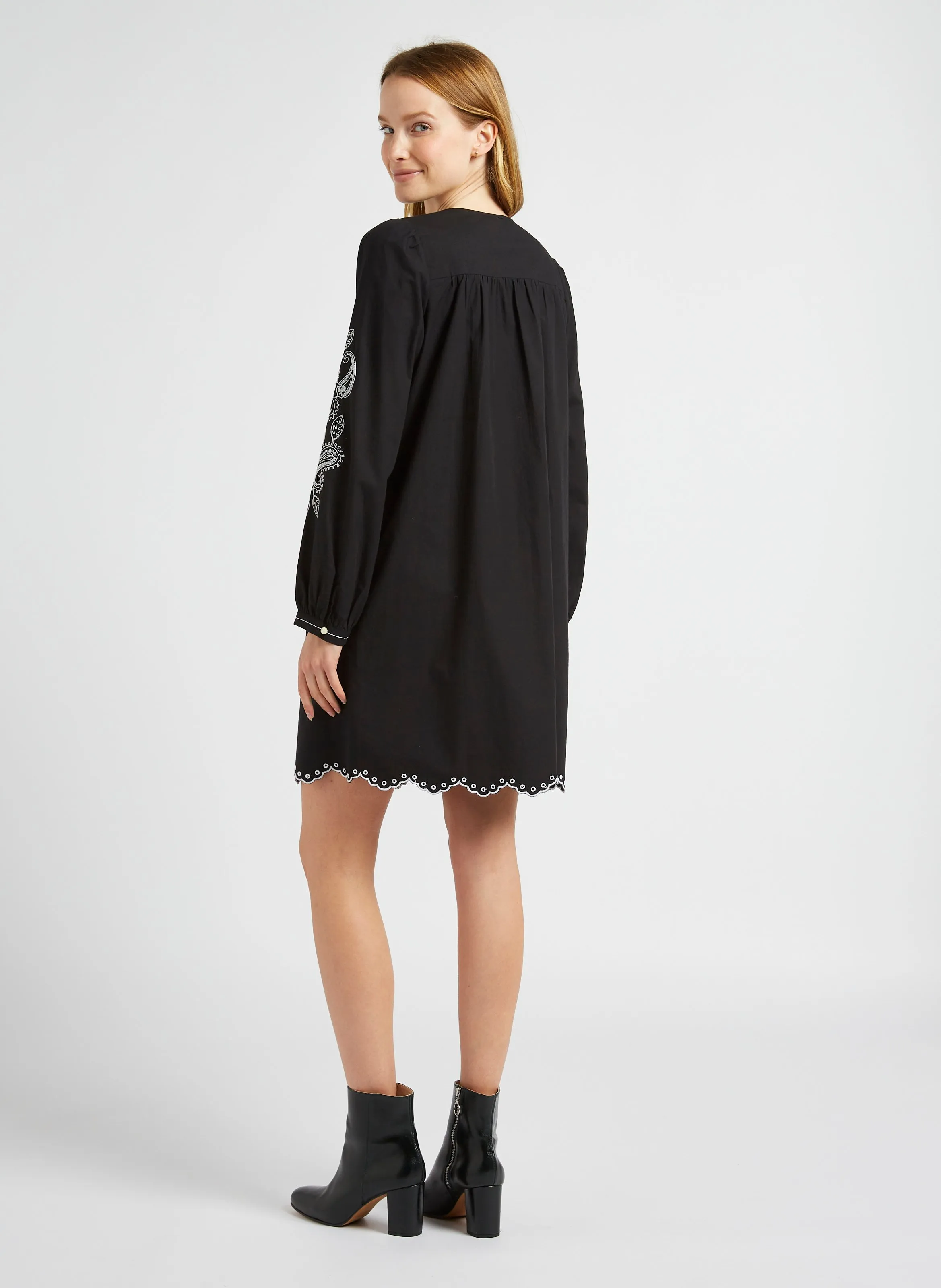 Vestido camisero corto con cuello en V de algodón en negro